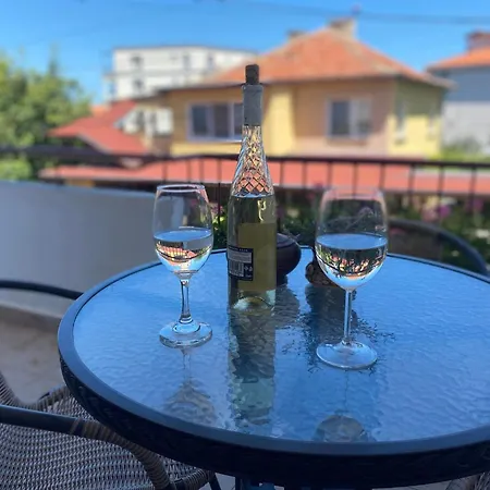 Yana Διαμέρισμα *